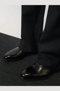 Gucci men’s black patent leather oxford shoes with glossy finish and classic cap-toe design