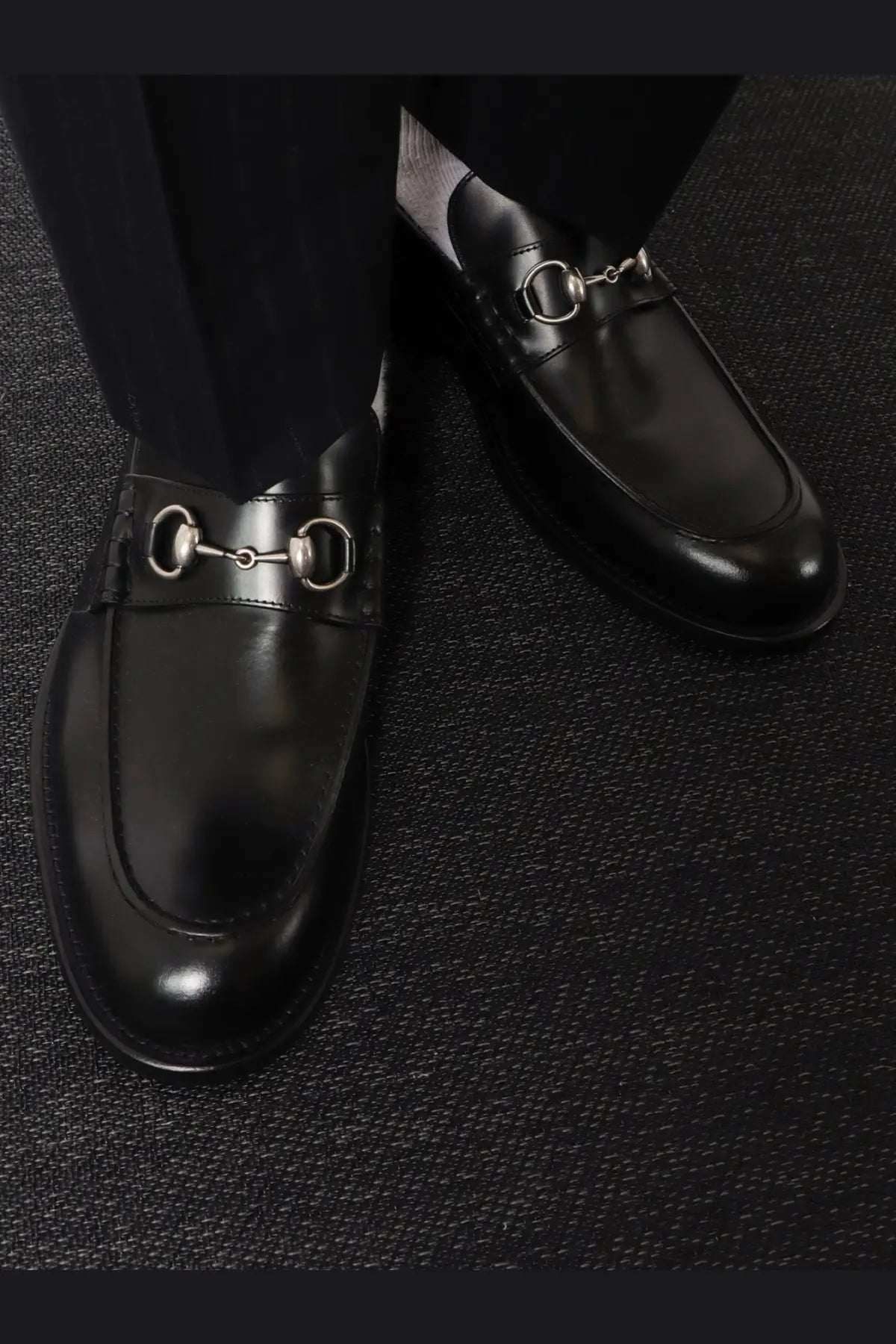 Gucci men’s black leather loafers with silver horsebit buckle for stylish formal and casual wear