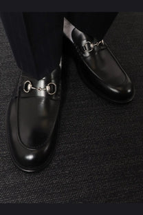 Gucci men’s black leather loafers with silver horsebit buckle for stylish formal and casual wear
