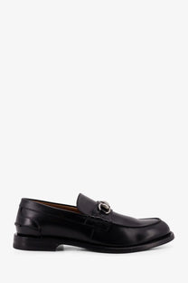 Gucci men’s black leather loafer featuring a silver-toned metal horsebit buckle detail