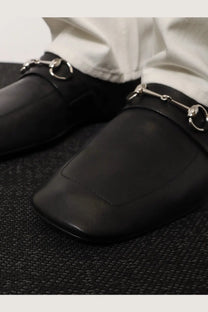 Gucci men’s black leather loafers featuring silver horsebit detailing for a stylish formal look