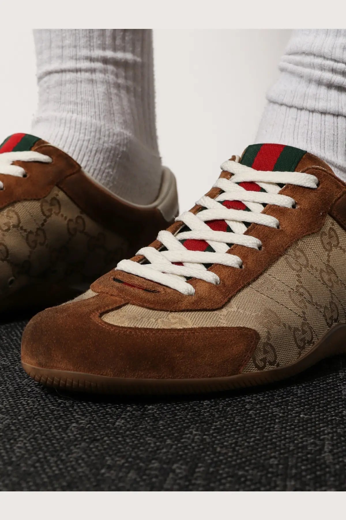 Brown suede and beige gg supreme canvas gucci men’s shift sneakers with red green and white laces yellow model