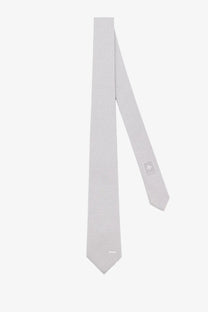 Gucci men’s silk tie in light gray with a subtle geometric pattern crafted from fine woven fabric