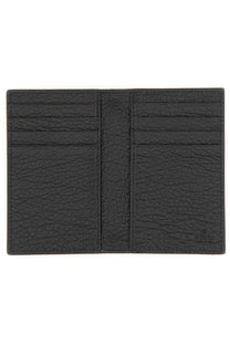 Black textured leather Gucci men’s wallet card holder with embossed logo in the bottom right corner