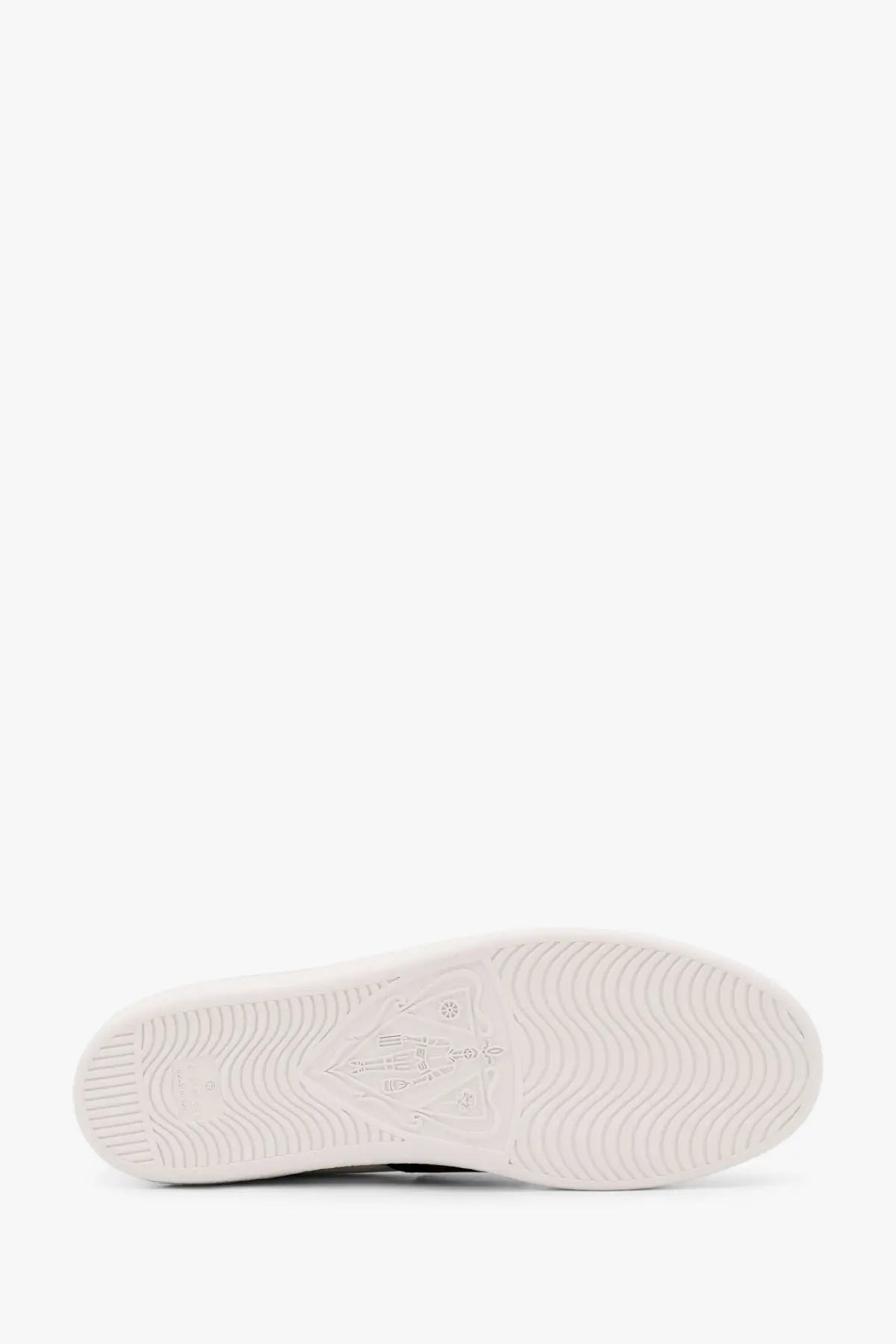 White rubber sole with subtle wave pattern and embossed logo detail on gucci women’s ace leather sneakers verd