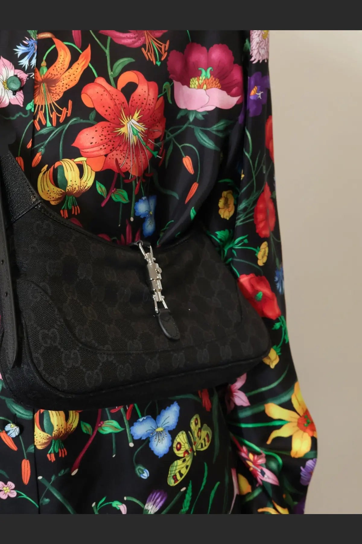 Gucci women’s Jackie slim GG canvas shoulder bag black with repeating GG monogram and silver-toned zipper pull