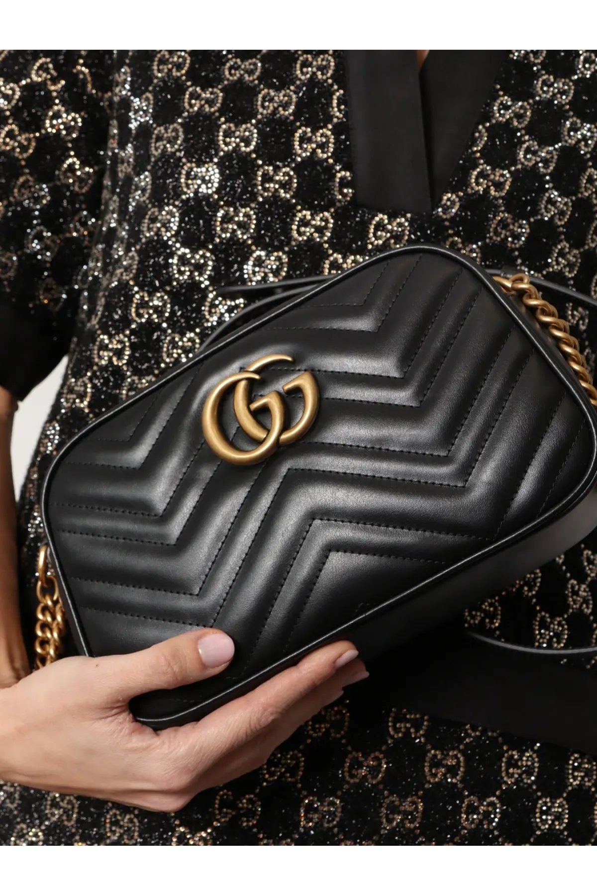 Black quilted leather Gucci Marmont camera bag with gold-tone gg logo and chain strap for women crossbody use
