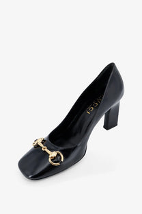 Gucci women’s Signora leather écolleté black pump in patent leather with gold-tone horsebit buckle and block heel