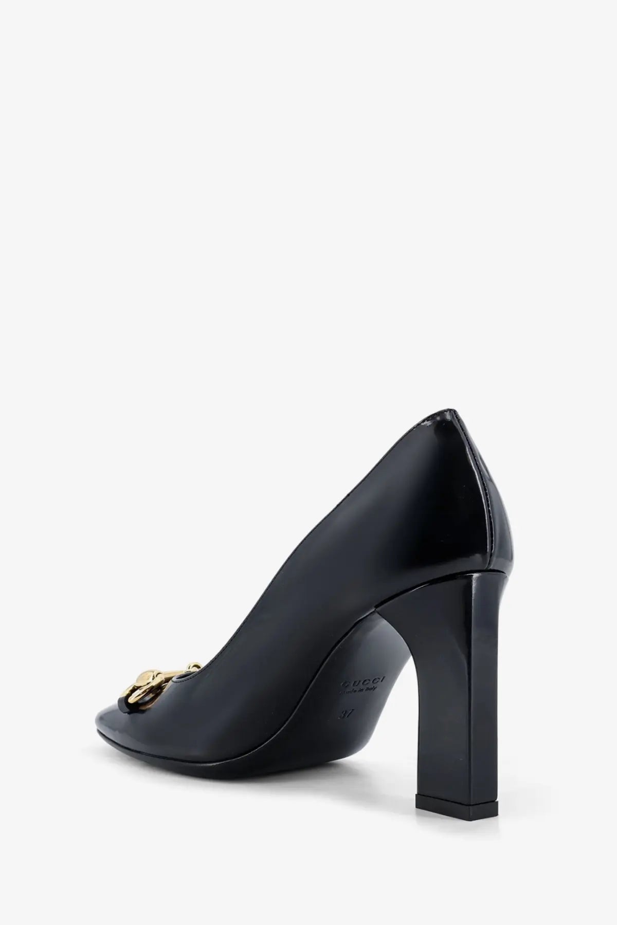 Gucci women’s signora black patent leather pump with gold-tone chain-link embellishment at the toe
