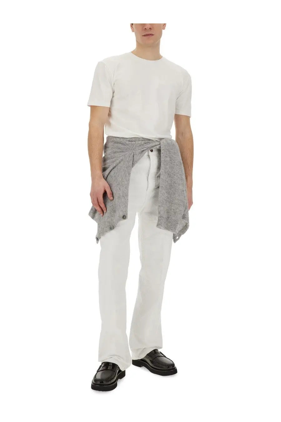 Haikure men’s jeans Logan white white straight-leg trousers with relaxed fit worn with grey textured shirt tied at waist
