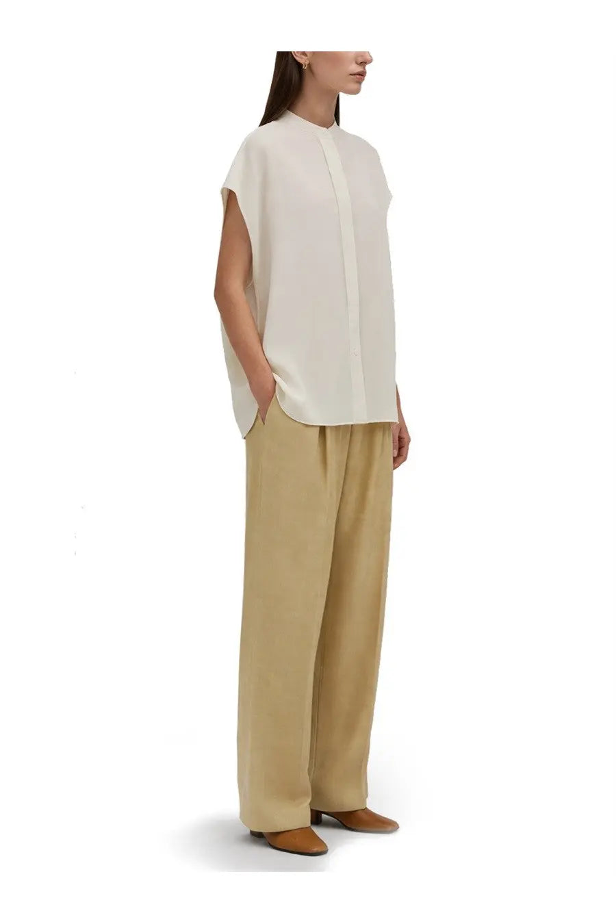 Herno women’s cream-colored sleeveless silk blouse with subtle vertical seam down the front white blusa con bottoni