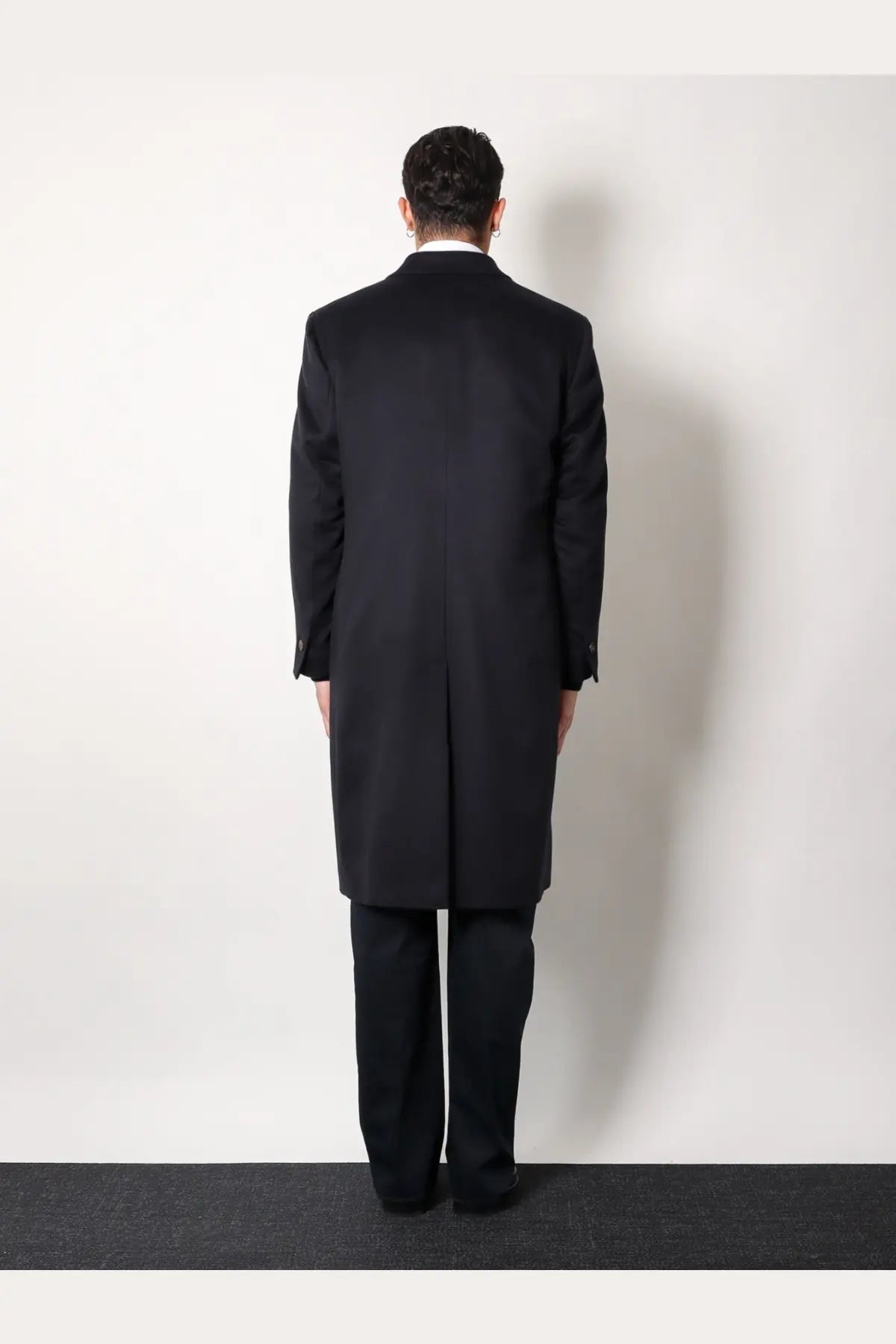Hevò men’s cashmere coat blue with a black tailored overcoat featuring double-breasted design and notched lapels