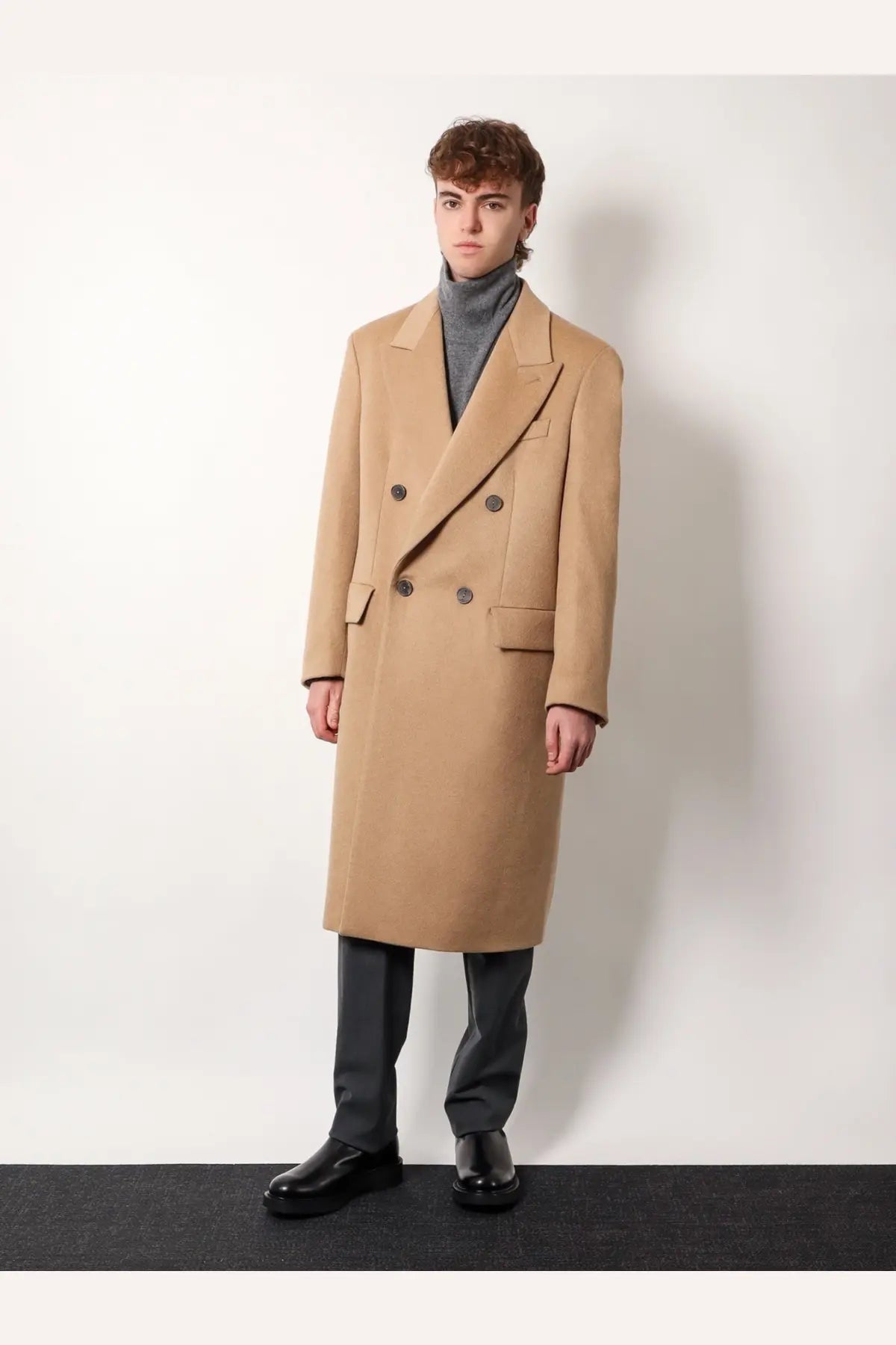 Hevò men’s cashmere camel-colored double-breasted wool overcoat with dark buttons and flap pockets