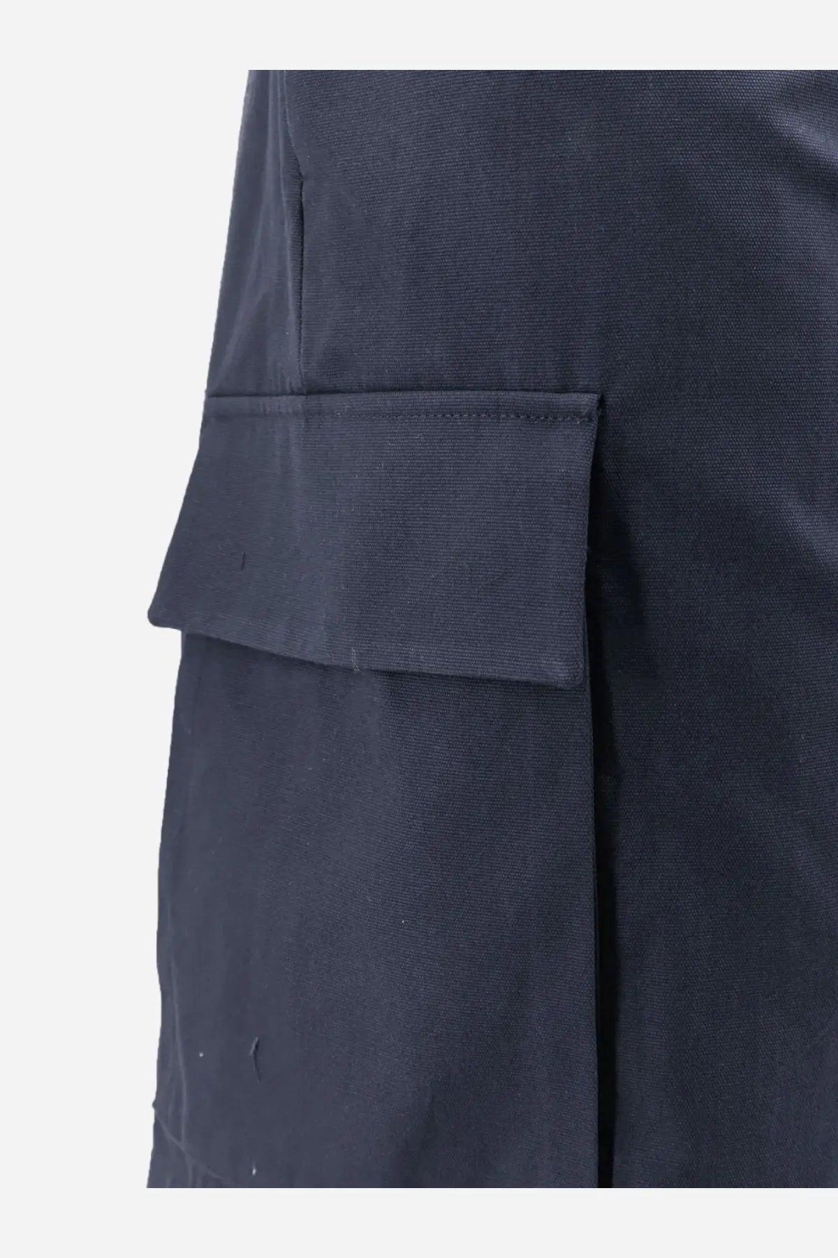 Dark navy woven fabric cargo pocket with precise stitching on the back of hevò men’s cotton bermuda shorts blue