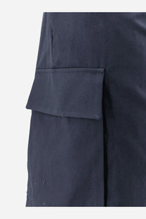 Dark navy woven fabric cargo pocket with precise stitching on the back of hevò men’s cotton bermuda shorts blue