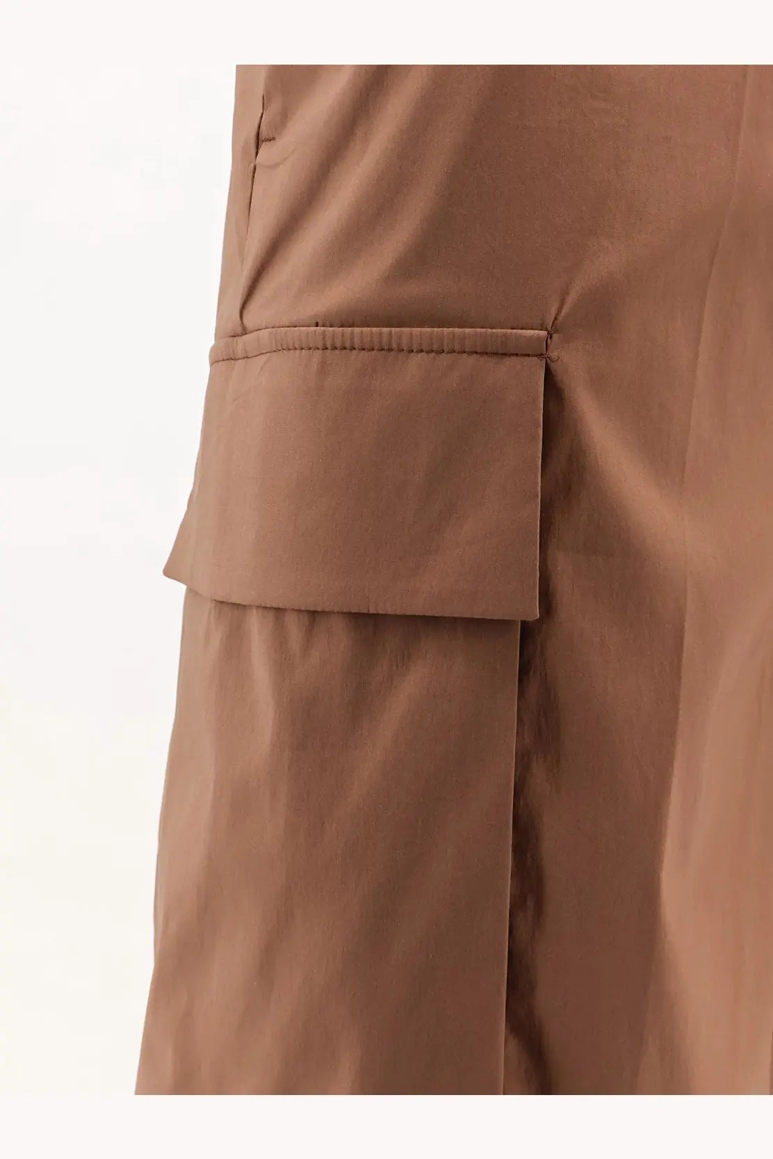Close-up of tan cargo pocket on hevò men’s cotton blend bermuda shorts with clean design and stitched edges