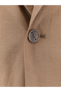 A round rustic wooden button with natural grain and three holes on hevò men’s galatina beige viscose linen suit