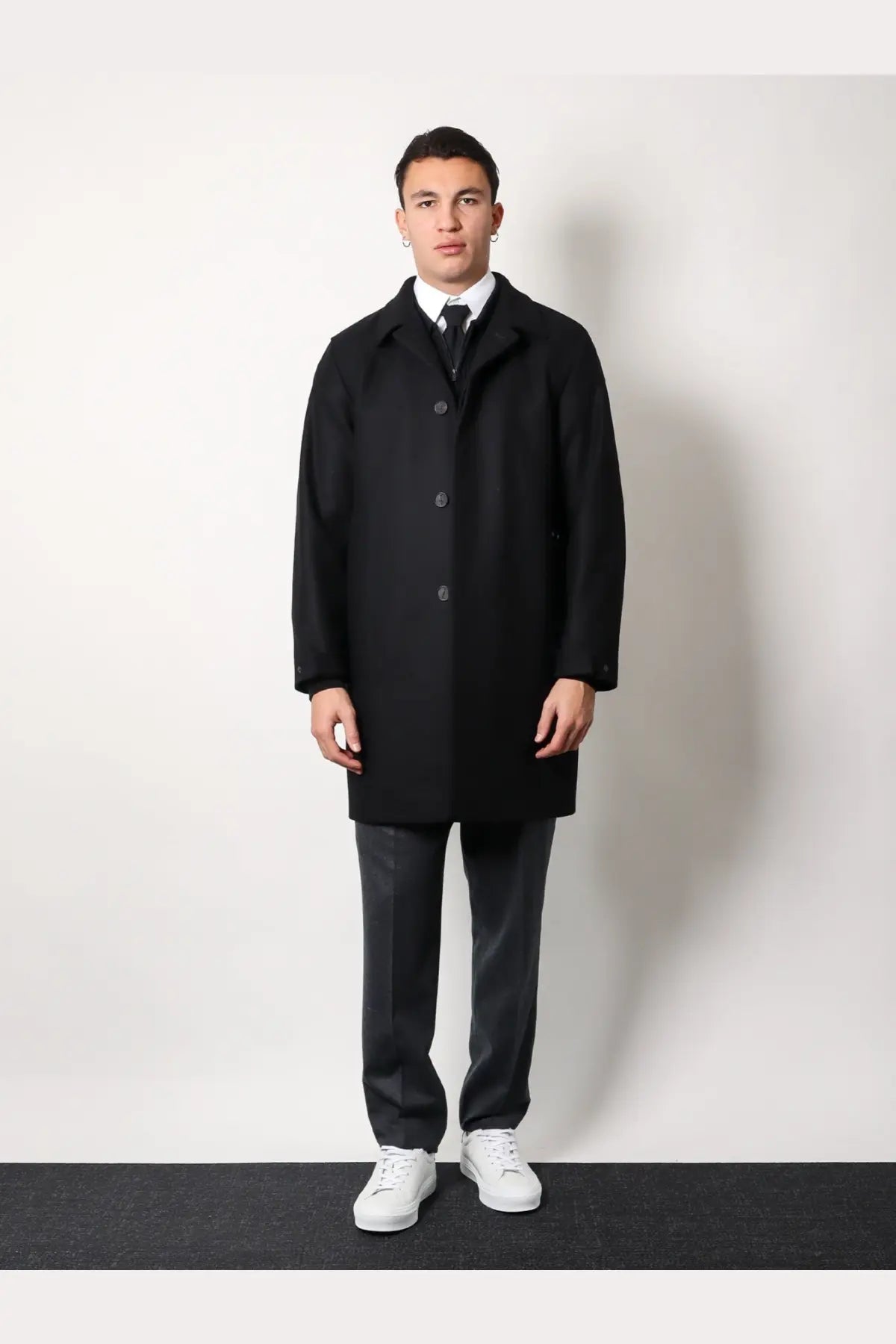 Hevò men’s loco black virgin wool overcoat with classic collar and button closure for stylish cold weather wear