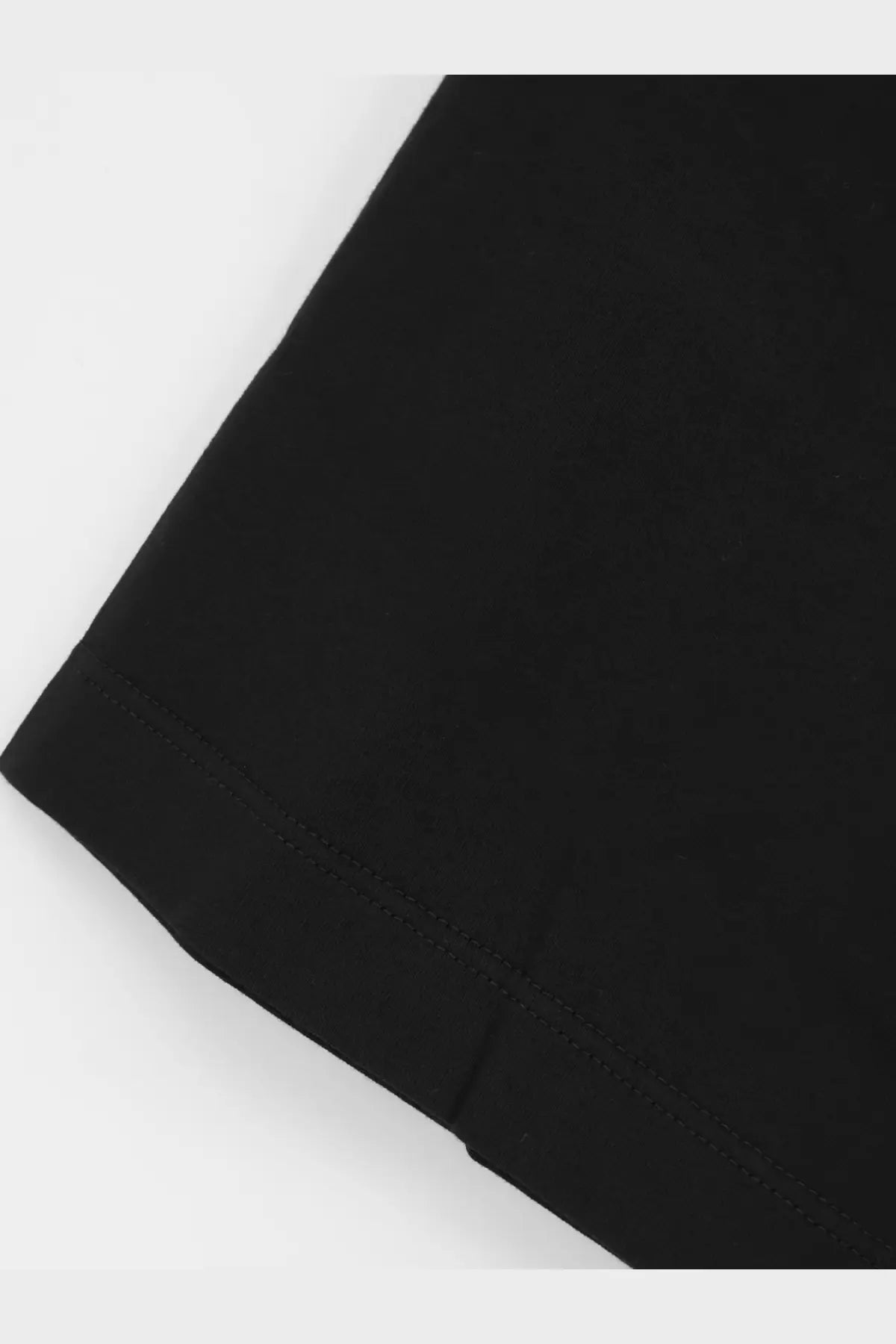 Hevò mens mulino black cotton t shirt sleeve with neat matching stitching along the hem