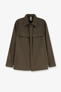 Hevò men’s specchiolla cotton shirt beige olive green utility-style with two front flap pockets and buttoned collar