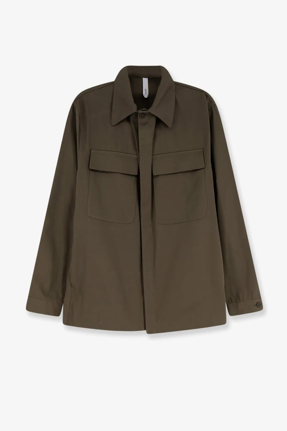 Hevò men’s specchiolla cotton shirt beige in olive green with two front flap pockets and buttoned collar utility style