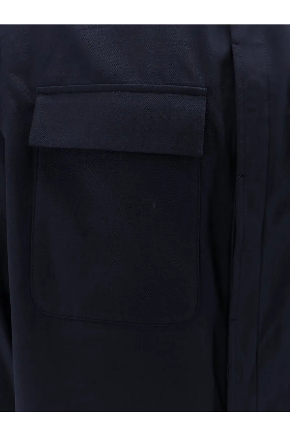 Dark navy flap pocket stitched on the side of hevò men’s specchiolla cotton shirt blue