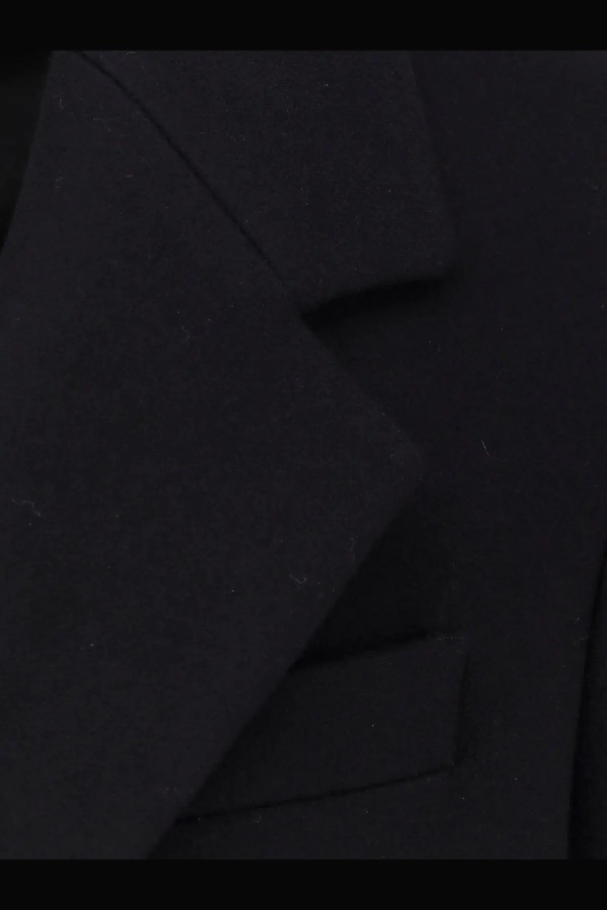 Hevò men’s virgin wool coat blue with structured lapels and classic tailored design in black wool