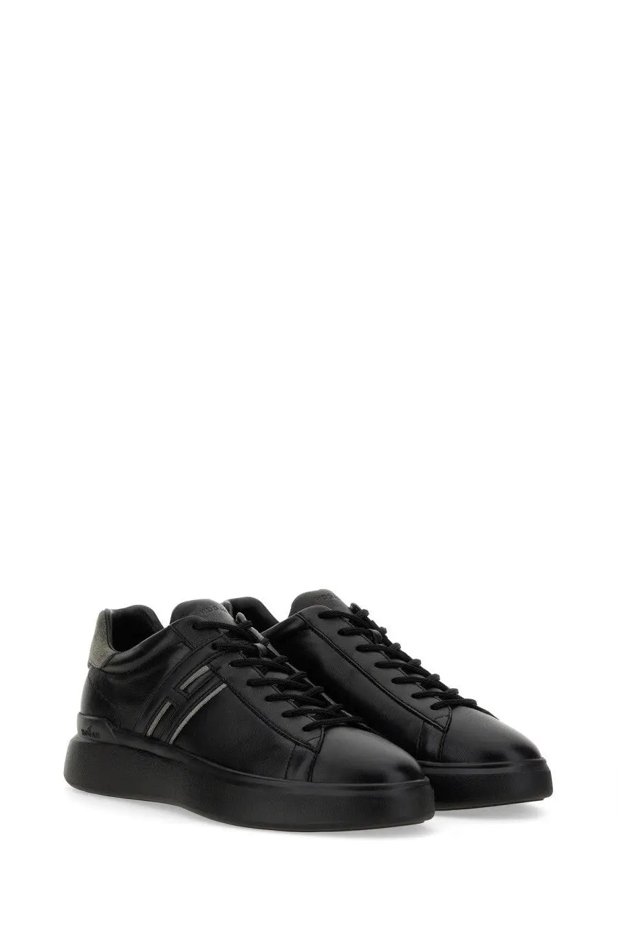 Hogan men’s sneaker H580 black leather with sleek modern design and subtle silver branding on the side