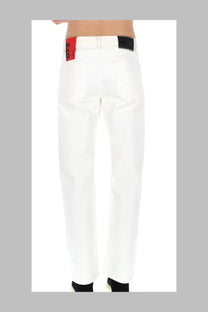 White denim jeans with red and black branded label at waistband hugo boss men’s pantalone in cotone pink