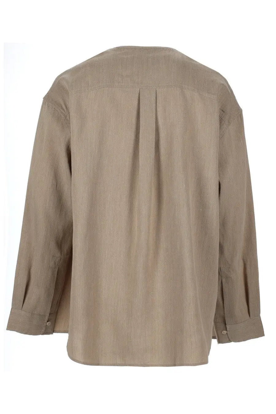 Back view of jacquemus men’s camicia pastro beige linen shirt with relaxed fit and subtle vertical pleats down the back