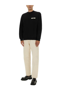 Black jacquemus men’s grosgrain sweatshirt with long sleeves crewneck and white rectangular logo patch on chest