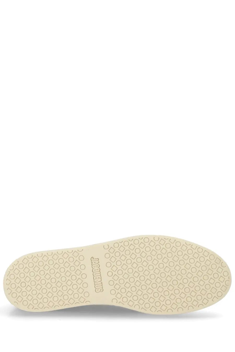 Cream-colored rubber sole with interlocking circles and squares pattern and sandaloft brand on brown jacquemus men’s sneaker back