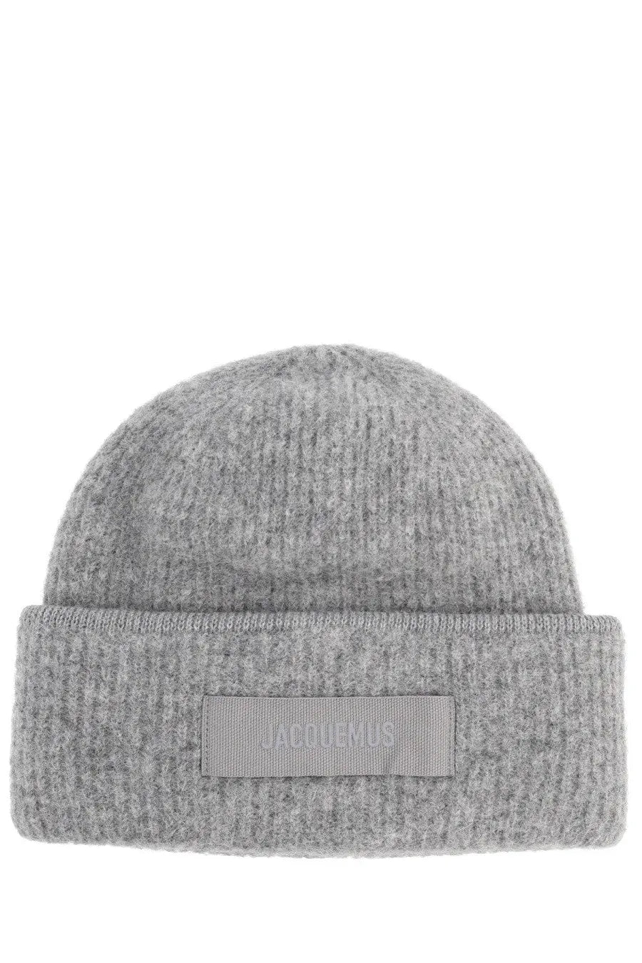 Gray knitted beanie with ribbed cuff and rectangular jacquemus woven label in grossgrain grey material