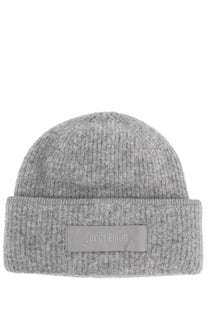 Gray knitted beanie with ribbed cuff and rectangular jacquemus woven label in grossgrain grey material