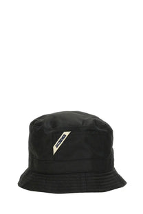 Black jacquemus women’s le bob ovalie bucket hat featuring a diagonal cream label with black jacquemus lettering
