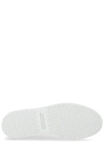 White rubber sole with raised diamond grips and jacquemus brand name on jacquemus women’s sneaker é é white