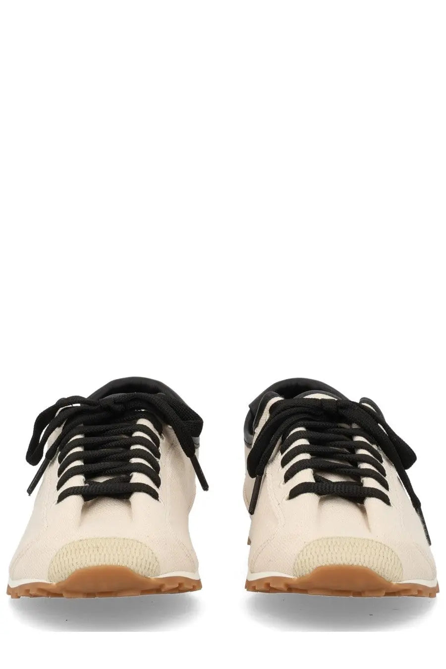 Cream-colored jacquemus women’s sneaker tennis beige with black laces and tan rubber sole for casual wear