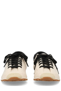 Cream-colored jacquemus women’s sneaker tennis beige with black laces and tan rubber sole for casual wear