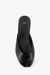 Black leather jude women’s date flat sandal with sleek minimalist design and distinctive toe split