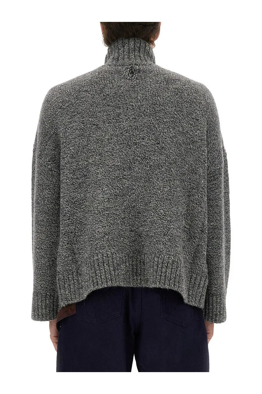 Jw anderson men’s textured gray knit turtleneck sweater with ribbed hem and cuffs made of knit fabric