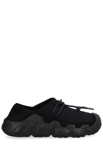 Keen men’s hypowser crushback sneaker black with black rubberized material chunky textured sole and adjustable laces