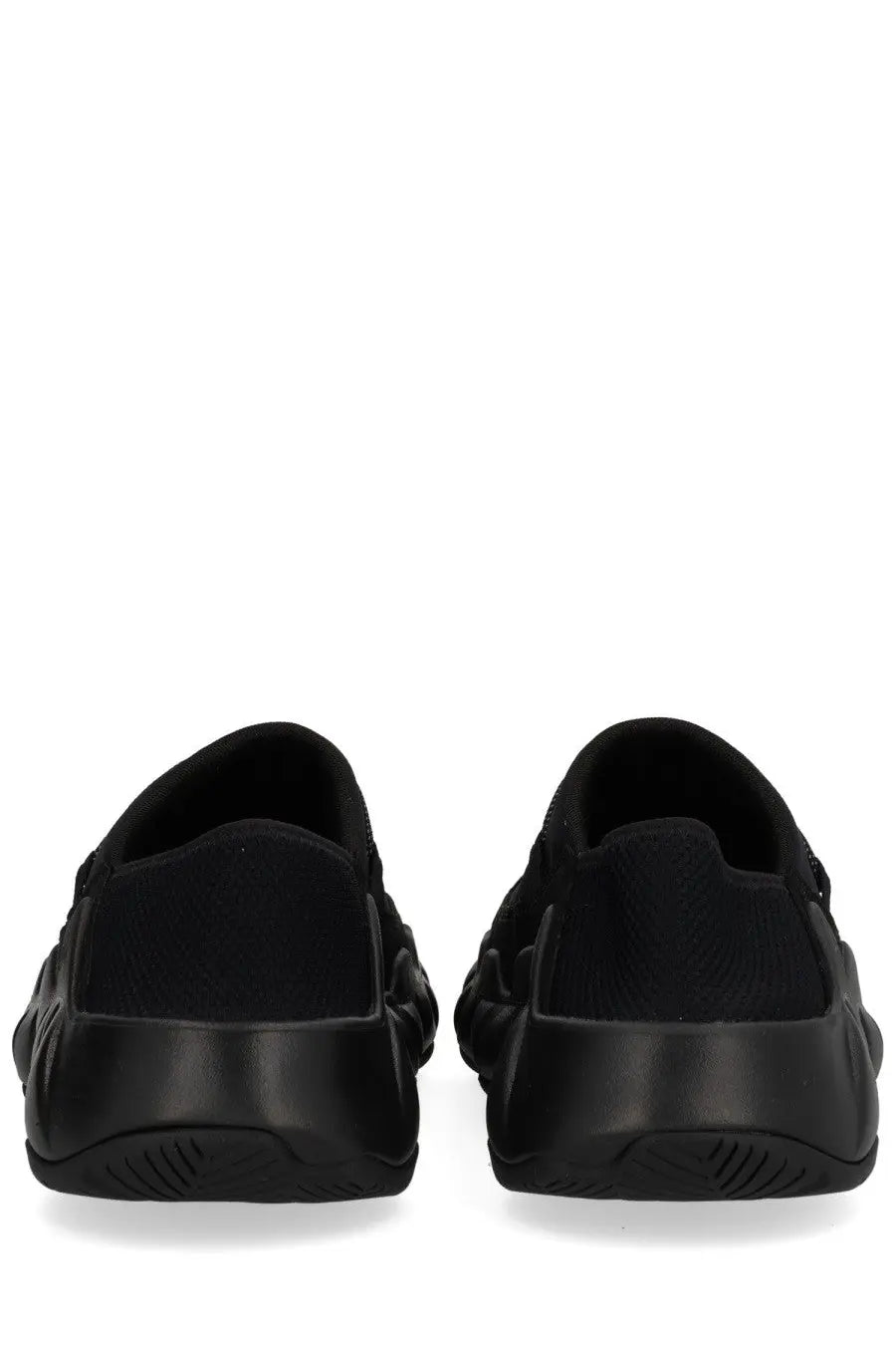 Keen men’s hypowser crushback sneaker black with black yeezy slide sneakers featuring sleek textured upper and chunky sole
