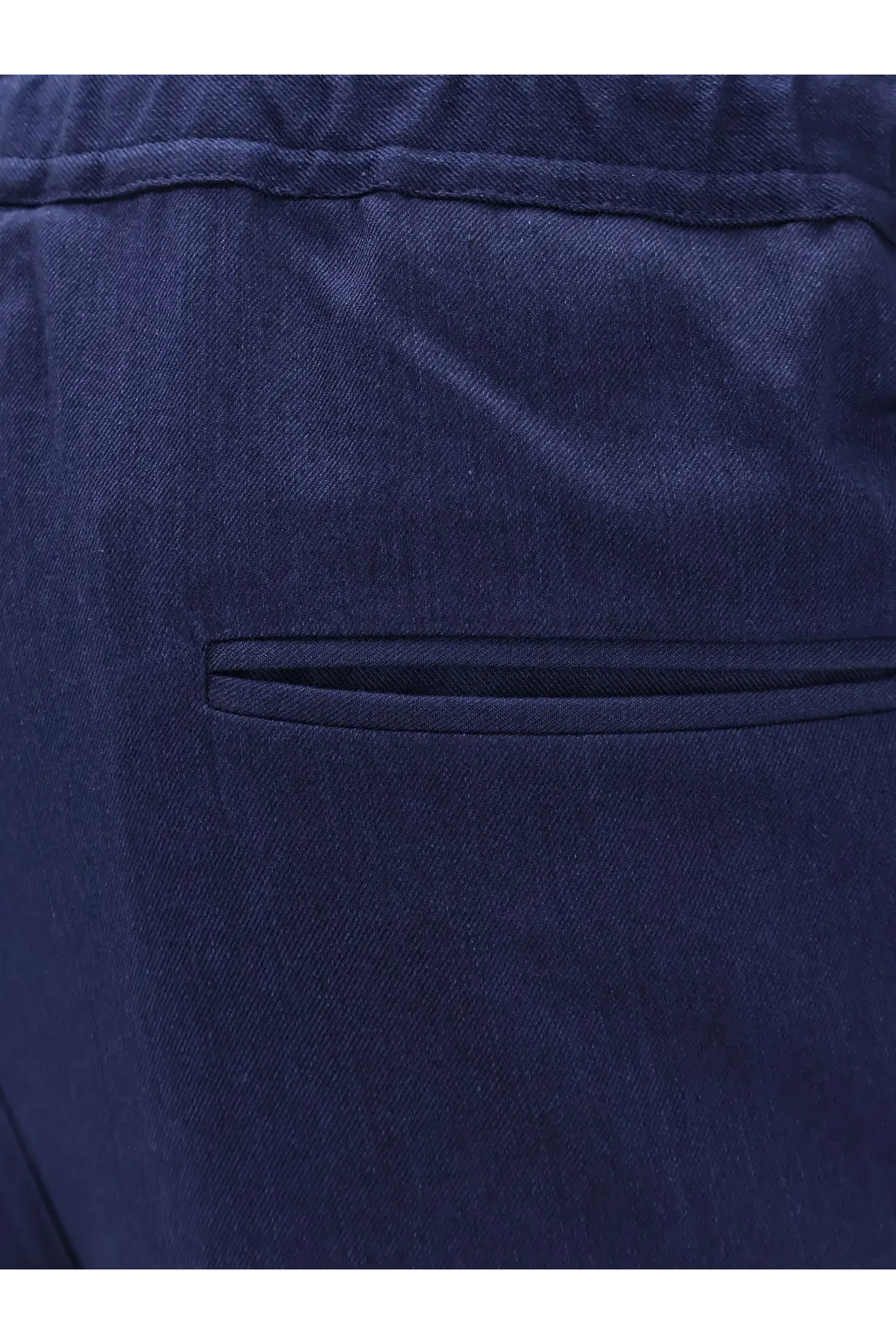 Kiton men’s cotton trousers blue in dark blue denim with subtle woven texture and neatly stitched front pocket