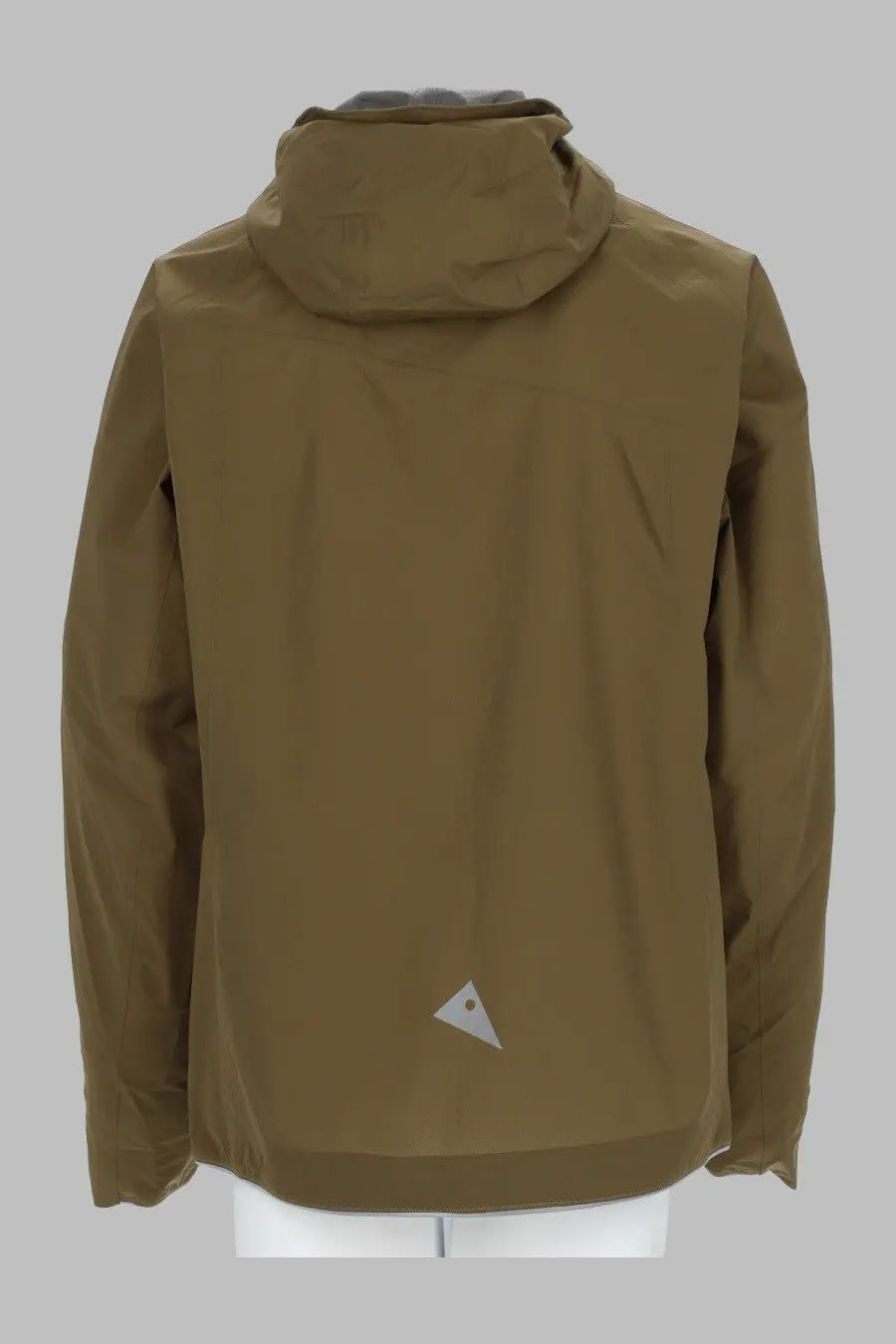 Back view of klättermusen men’s giacca vingtor tan hooded jacket with subtle reflective triangular logo on lower back