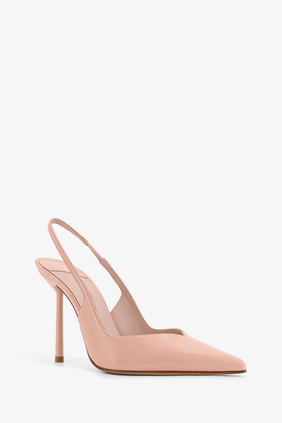 Le silla women’s chanel vivienne patent leather pump in beige features a sleek nude slingback with slender high heel