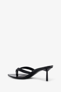 Le silla women’s gisele black patent leather thong sandal with slender heel and minimalist design