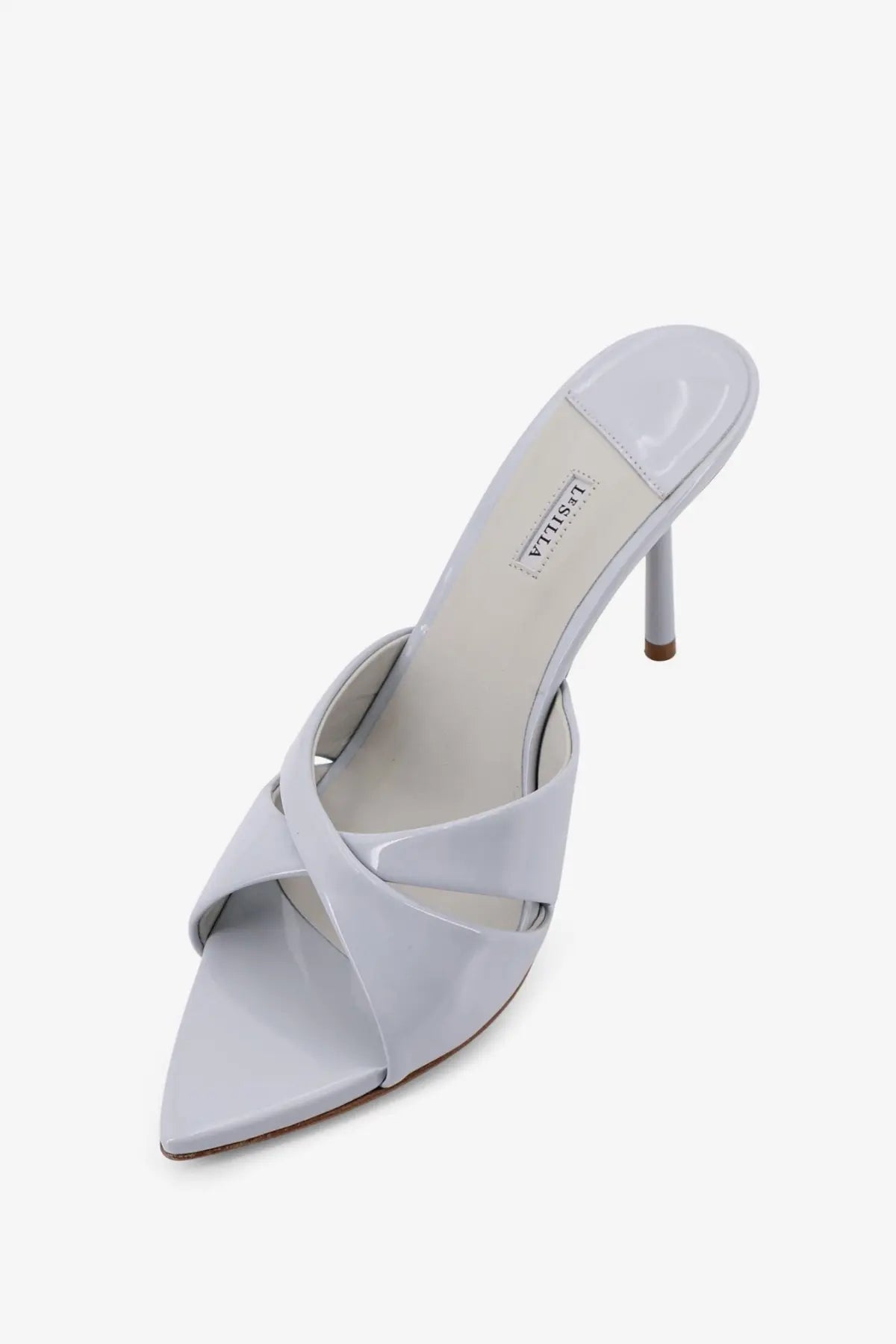 Le silla women’s shirley patent leather sandals halo in light gray with a pointed toe and thin high heel