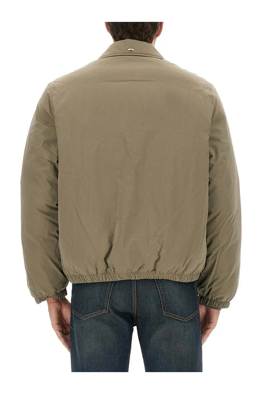 Our Legacy men’s Avenue Smurf jacket green is a khaki puffer jacket with elastic cuffs hem and a subtle collar logo