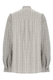 Our Legacy men’s camicia in cotone misto lino grey is a light gray long-sleeved shirt with vertical stripes and relaxed fit