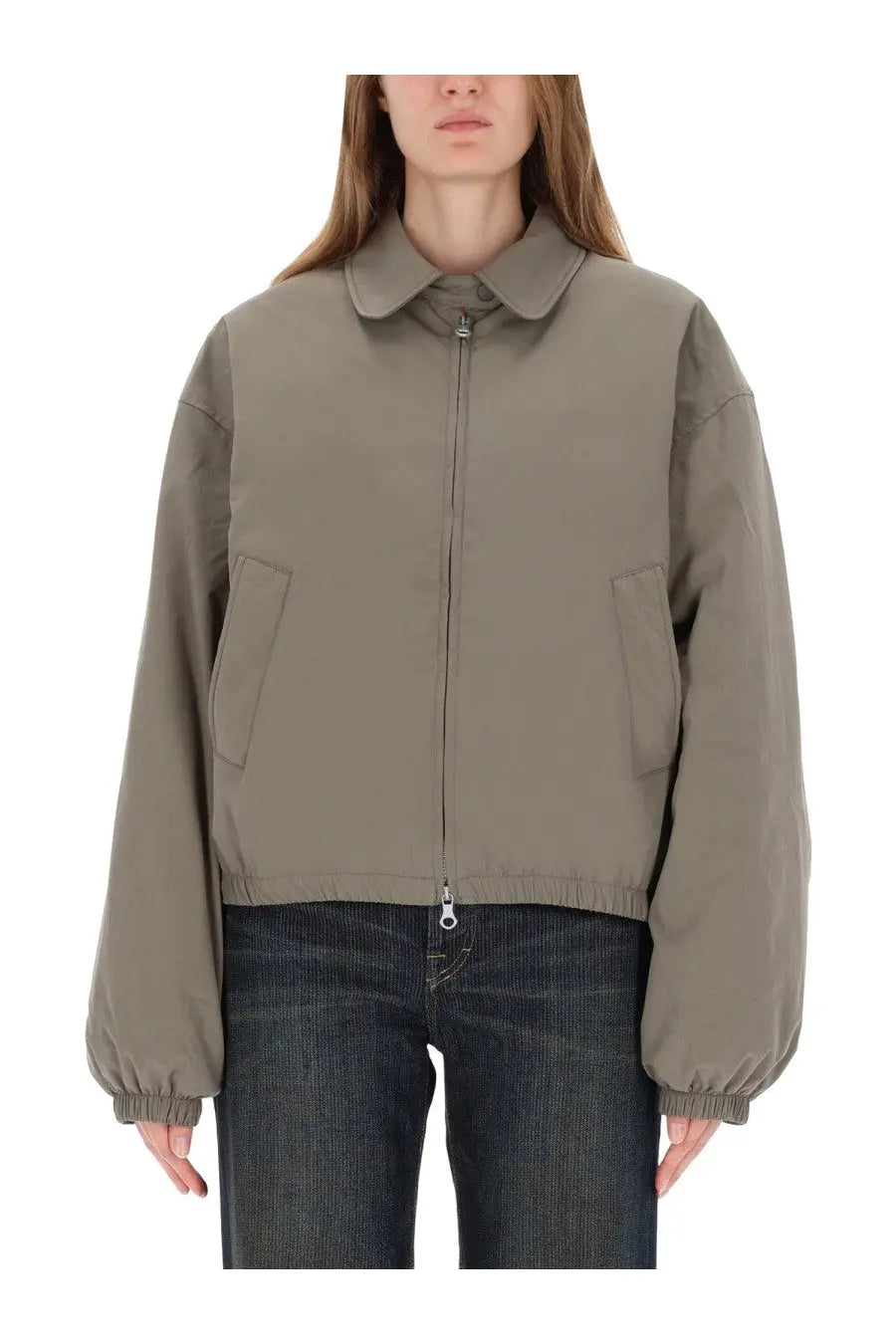 Our legacy women’s cropped avenue puffa jacket in olive green padded fabric with collar and front zipper closure